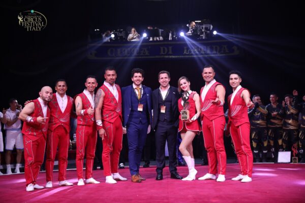 Performance artistica al Festival Internazionale