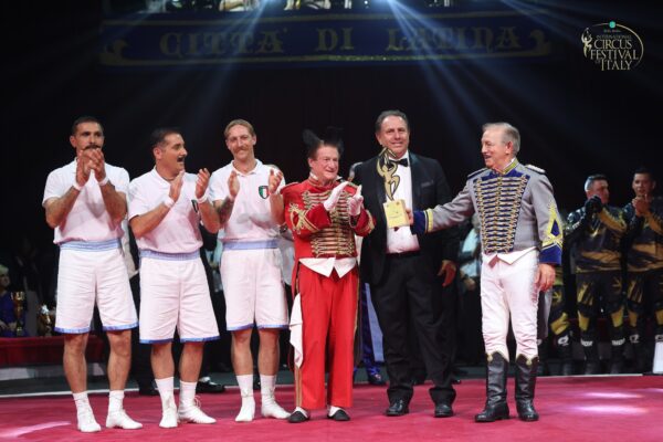 Scena del Festival del Circo sotto le luci