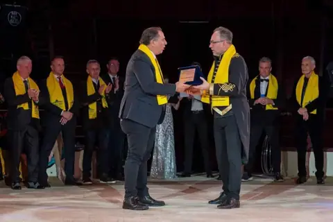 Fabio Montico: “l’attenzione mostrata da Peter Fekete a Budapest nei confronti dei giovani artisti circensi dell’Ucraina attesta quanto il mondo del Circo sia capace di accogliere, sostenere, accomunare al di là di ogni possibile motivo di divisione”. – foto 2