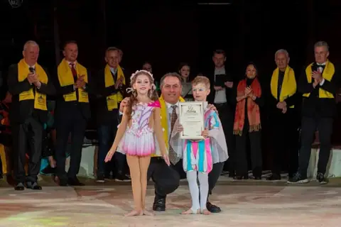 Fabio Montico: “l’attenzione mostrata da Peter Fekete a Budapest nei confronti dei giovani artisti circensi dell’Ucraina attesta quanto il mondo del Circo sia capace di accogliere, sostenere, accomunare al di là di ogni possibile motivo di divisione”. – foto 3