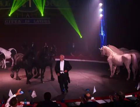 La più autentica cultura del Circo, la ricchezza dell’antica tradizione circense italiana, il prestigio di una grande famiglia di artisti, l’esaltazione del rapporto uomo – animali: con VINICIO CANESTRELLI TOGNI si realizza l’incanto. – foto 4